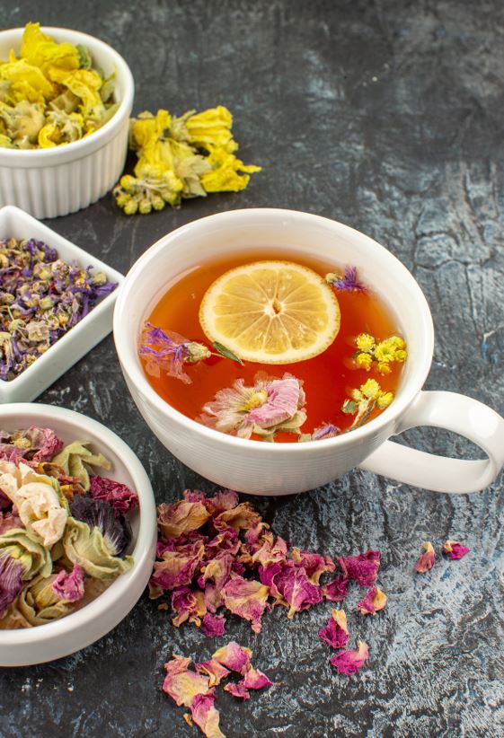 Verschillende gedroogde kruiden, wortels en bloemen