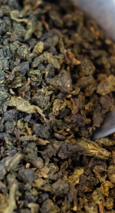 De mistige theetuinen op de hellingen van de Dong Ding berg in Taiwan