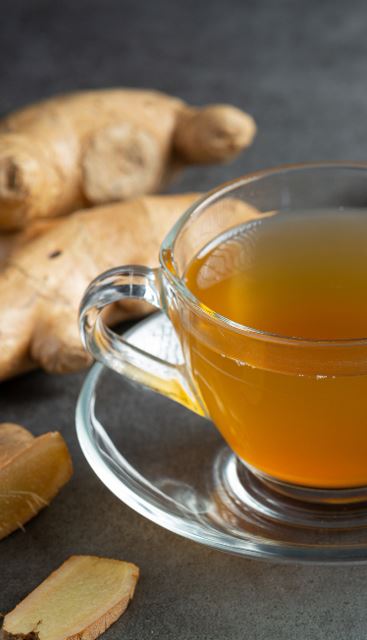 Verse gemberwortels op een houten tafel in de tropische zon