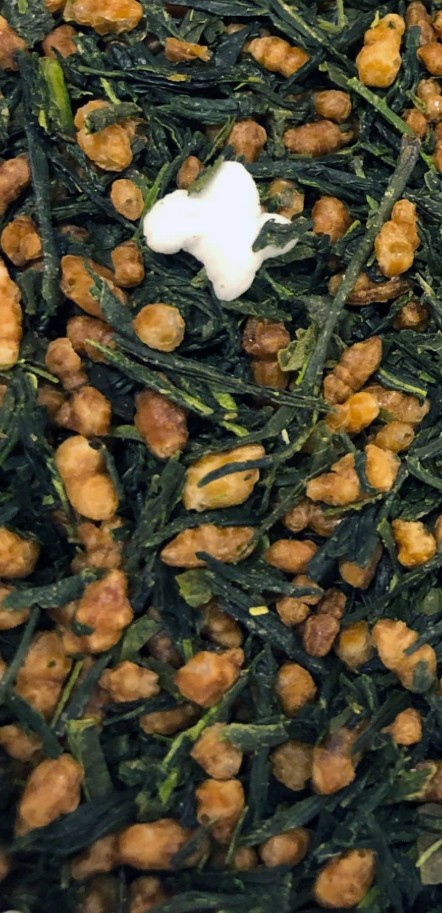 Japanse groene thee gemengd met geroosterde en gepofte zilvervliesrijst