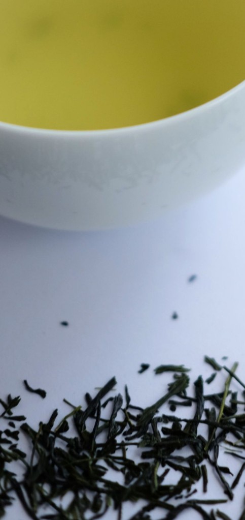 De donkergroene, naaldvormige bladeren van Japanse Gyokuro thee