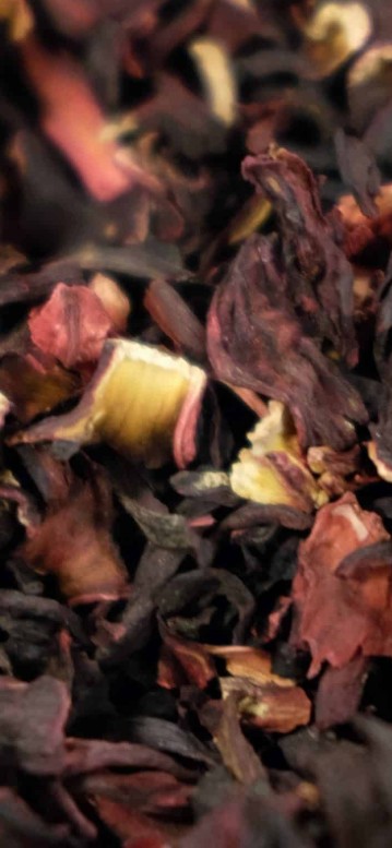 Verse en gedroogde dieprode hibiscuskelken in de zon