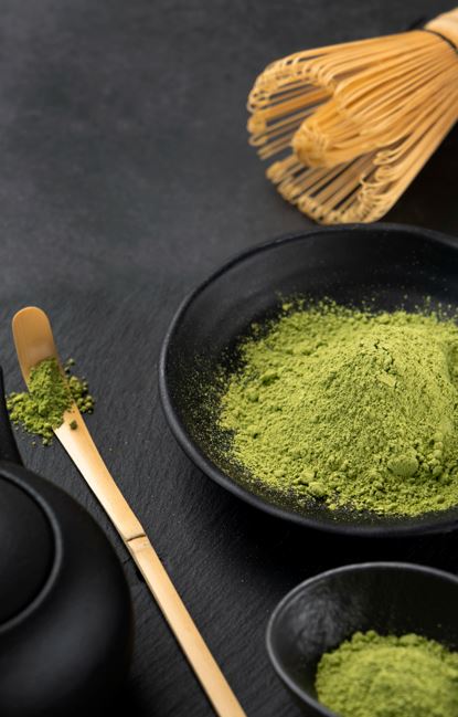 Felgroen matcha poeder en traditionele bamboeklopper