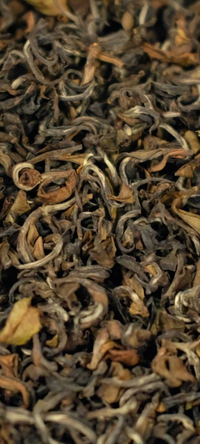 Theebladeren van Oriental Beauty met de karakteristieke witte dons