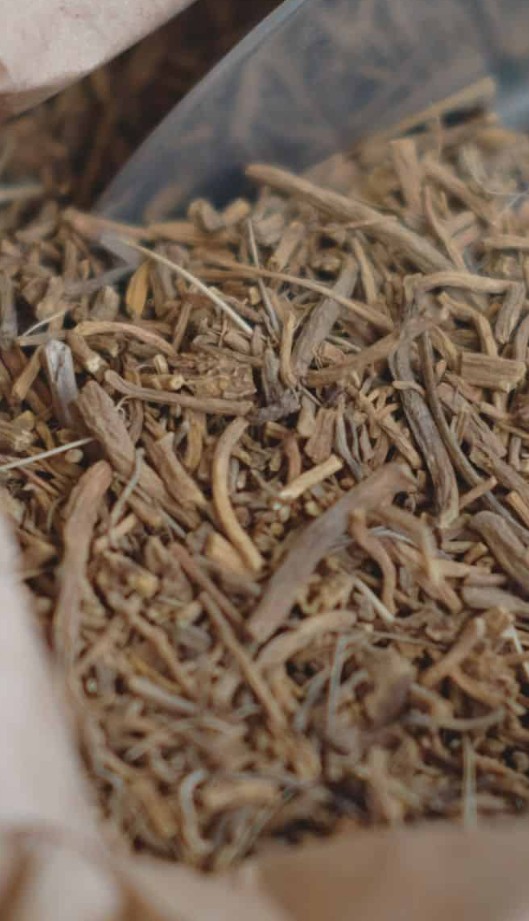 Gedroogde valeriaanwortelstukjes klaar voor het trekken van thee