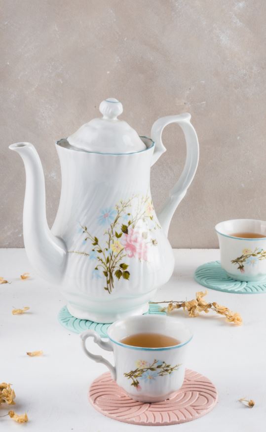 Een klassieke porseleinen theepot in een gezellige setting